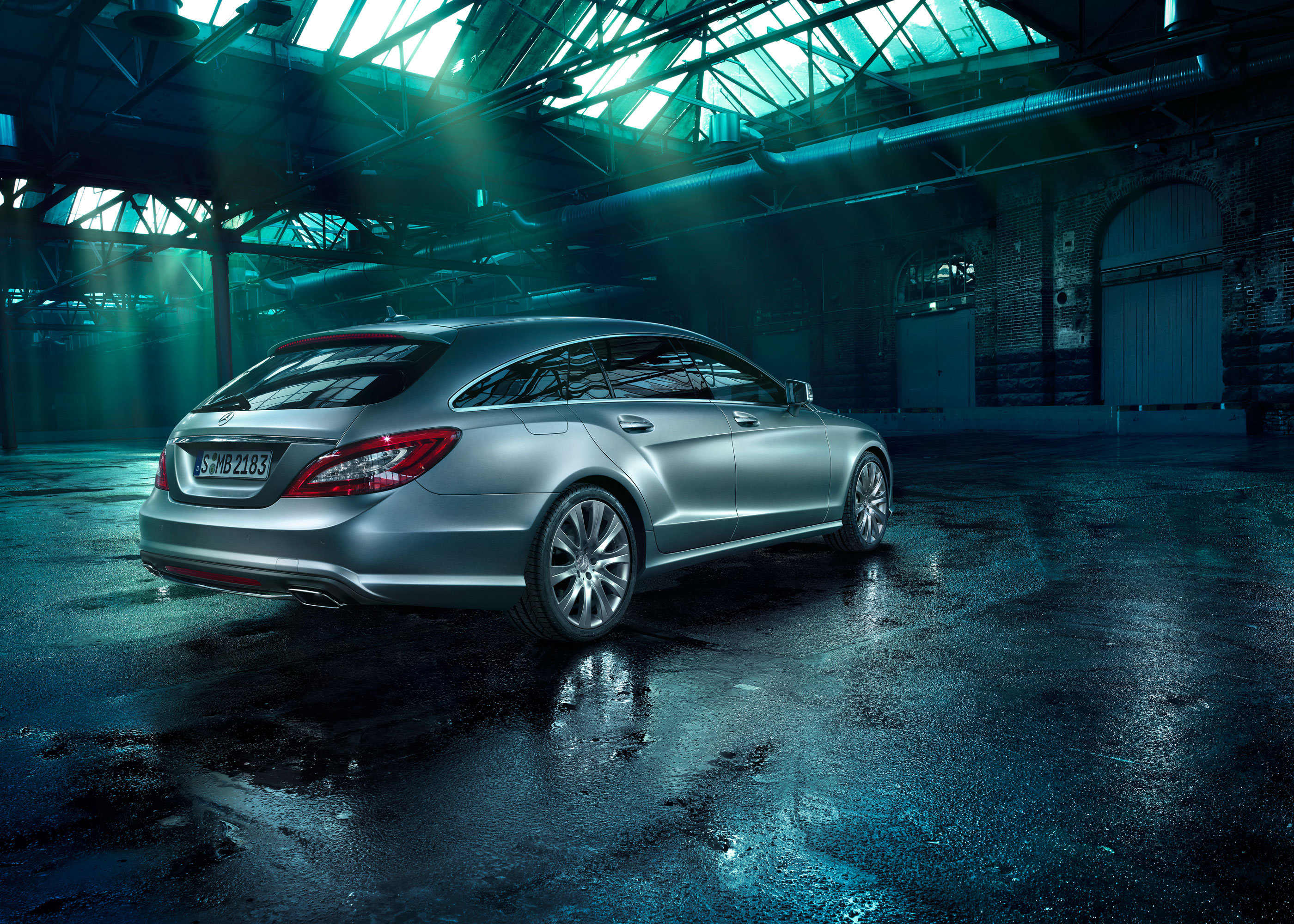 Olaf Hauschulz, Mercedes CLS Shooting Brake, Industrial places, green, natural light